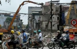 Un immeuble d'habitation démoli dans le cadre de grands travaux décidés par les autorités pour la capitale vietnamienne Hanoï, le 18 mai 2026