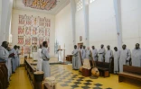 Les moines assistent à la messe dans l'église de l'abbaye de Keur Moussa, au Sénégal, le 19 mai 2021 