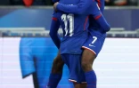 Ousmane Dembele (d), buteur, dans les bras de Michael Olise, passeur décisif, lors de la victoire aux tirs au but face à la Croatie en quart de finale de la Ligue des nations, le 23 mars 2025 au Stade de France