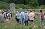 Des visiteurs sur le site des Mégalithes de Carnac, le 27 juin 2025 dans le Morbihan