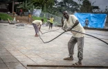 Des ouvriers installent des câbles électriques sur une place nouvellement aménagée dans le cadre d'un projet de développement dans le centre de Beshasha, en Ethiopie, le 28 mai 2026