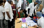 Des membres des médicaux collectent des échantillons d'ADN auprès de proches pour identifier les victimes du crash du vol 171 d'Air India, dans un centre d'urgence à Ahmedabad, le 13 juin 2025