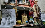 Un autel dédié à la Santa Muerte dans une maison lors d'une opération conjointe des forces armées et de la police nationale à Duran, en Equateur, le 15 janvier 2025