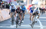 Le Slovène Tadej Pogacar devance le champion du monde Julian Alaphilippe, sur la ligne d'arrivée de la classique Liège-Bastogne-Liège, le 25 avril 2021