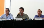 (De g à d) Le directeur général de BHP Nilliton, Andrew Mackenzie, le président de Samarco, Ricardo Vescovi, et le directeur général de Vale, Murilo Ferreira, lors d'une conférence de presse à Mariana au Brésil, le 11 novembre 2015