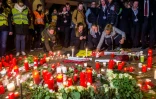 Plusieurs centaines d'employés de l'aéroport international de Bruxelles sont rassemblés à quelques centaines de mètres de l'aérogare dévastée par les attaques suicide jihadistes