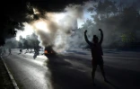 Des manifestants allument un feu dans la rue à Santiago du Chili, le 15 novembre 2019