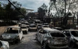 Photo du 24 juillet 2018 montrant des voitures brûlées à Mati près d'Athènes