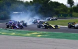 L'Allemand Nico Hülkenberg (d) au volant de sa Renault lors du GP de Hongrie, sur le circuit Hungaroring, à Mogyorod, le 4 août 2019
