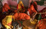 Supyar Devi (c) pleure la mort de trois de ses filles et de deux de ses petits enfants retrouvés dans un puits, le 31 mai 2022 à la maison familiale de Chhapya, dans l'Etat du Rajasthan, en Inde