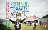 Un opposant à l'aéroport de Notre-Dame-des-Landes, le 9 juillet 2016, tient une pancarte