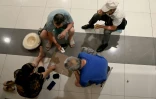 Des habitants de Chongqing en Chine cherchent un peu de fraîcheur dans le métro et jouent aux cartes, le 24 août 2022
