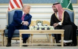 Le président américain Donald Trump (g) et le prince héritier saoudien Mohammed ben Salmane lors d'une rencontre à la cour royale de Ryad, le 13 mai 2025