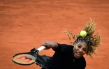 Serena Williams sert lors de son match du premier tour de Roland-Garros face à Kristie Ahn, le 28 septembre 2020 à Paris