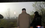 Photo prise par l'agence officielle nord-coréenne KCNA le 13 avril 2023 montrant le dirigeant nord-coréen Kim Jong Un avec sa fille lors d'un essai militaire en Corée du Nord