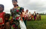 Des civils fuient les combats entre les forces de l'ordre et les rebelles musulmans rohingyas à la frontière entre la Birmanie et le Bangladesh), le 26 août 2017 