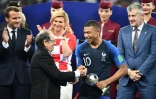 L'attaquant des Bleus Kylian Mbappé reçoit le trophée de meilleur jeune du Mondial des mains du président de la FFF Noël Le Graët, le 15 juillet 2018 à Moscou