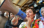 La ministre des Outre-mer Annick Girardin s'adresse aux manifestants le 12 mars 2018 à Mamoudzou