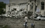Une femme marche au milieu des décombres à Lyssytchansk, Ukraine, le 30 mai 2022