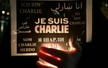 Un homme porte une bougie et une pancarte avec les mots "Je suis Charlie", le 8 janvier 2015 à Strasbourg