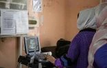 Des infirmières effectuent une échographie pour une patiente (g à la maternité gérée par Médecins sans frontières (MSF), le 8 décembre 2023 à Khost, en Afghanistan