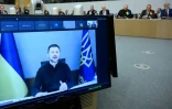 Le président ukrainien Volodymyr Zelensky apparaît sur un écran en direct au début d'une réunion du groupe de contact de la défense de l'Ukraine au siège de l'Otan, à Bruxelles, le 4 juin 2025