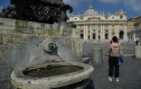 Une fontaine arrêtée sur la place Si Pierre, au Vatican, lors d'une importante sécheresse en Italie et à Rome, le 25 juillet 2017