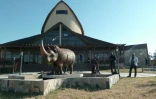 Une sculpture de rhinoceros le 4 juin 2016 à Menongue