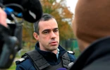 le commandant de la compagnie de gendarmerie de Guingamp Jean-Baptiste Gautier répond aux questions des journalistes lors d'une opération de recherche pour retrouver l'adolescente Morgane disparue, le 25 novembre 2024 à Pabu, dans les Côtes-d'Armor