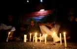 Des manifestants allument des bougies en hommage aux personnes tuées lors de la dispersion d'un sit-in, le 13 juillet 2019 à Khartoum