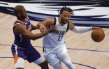 Jalen Brunson des Dallas Mavericks aux prises avec Chris Paul des Phoenix Suns en demi-finale de Conférence de la NBA le 6 mai 2022 au American Airlines Center à Dallas