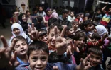 Des élèves syriens posent dans une classe souterraine de l'école Al-Hayat d'un quartier nord de Damas, le 19 octobre 2016