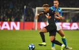 La star du PSG Neymar au duel avec le défenseur du Napoli Nikola Maksimovic à San Paolo, le 6 novembre 2018