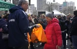 Le maire de New York, Bill de Blasio (à gauche) distribue des sacs réutilisables sur la place de Union Square, à Manhattan, le 28 février 2020 
