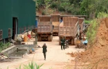 Des membres de la milice locale Kayan New Land Party montent la garde dans une mine d'extraction de plomb à Pekon, dans l'État Shan, le 2 mai 2025 en Birmanie