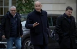 Le président de la FNSEA Arnaud Rousseau (C) et sa délégation arrivent à l'Hôtel Matignon pour rencontrer le Premier ministre, le 19 décembre 2025