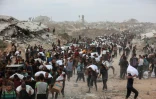Des Palestiniens transportent des colis d'aides reçus à Beit Lahia dans le centre de la bande de Gaza, le 29 juillet 2025