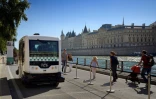 Un minibus sans conducteur de la RATP est testé le lond de la Seine le 24 septembre 2016 à Paris