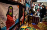 Des khayamiya exposés dans une échoppe du Caire, le 18 décembre 2018 en Egypte