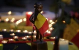 Une sculpture miniature de l'emblème de Bruxelles, le Manneken Pis, sur le lieu de recueillement qu'est devenue après les attentats la place de la Bourse à Bruxelles, le 22 mars 2016