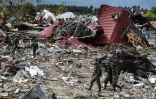 Des soldats recherchent des victimes dans les décombres de Petobo, le 8 octobre 2018 en Indonésie