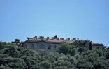 Vue du séminaire de Halki, ouvert au milieu du XIXe siècle et qui fut la principale école de théologie de l'Église orthodoxe orientale jusqu'à sa fermeture en 1971, le 2 juillet 2026 à Heybeliada, au large d'Istanbul