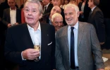 Les acteurs français Alain Delon (g) et Jean-Paul Belmondo se tiennent côte à côte lors de la cérémonie de remise du prix littéraire "Quai des Orfèvres", le 15 novembre 2016 à Paris
