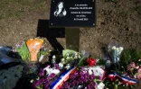 Des fleurs sont déposées en mémoire d'Aurélie Châtelain le 10 avril 2016 à Villejuif, au sud de Paris