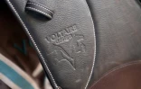 Le logo Voltaire sur une selle fabriquée sur mesure dans les ateliers de la compagnie à Bassussarry (sud-ouest) le 6 février 2017