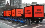 Dans la veine du film "Three Billboards Outside Ebbing, Missouri" des panneaux s'affichent autour du siège des Nations Unies à New York avant un vote du Conseil de sécurité sur la Syrie, le 22 février 2018