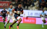 L'ailier fidjien de Grenoble Tino Nemani s'échappe pour aller marquer un essai face à Bayonne en Top 14 au Stade des Alpes, le 8 octobre 2016 
