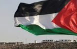 Un drapeau palestinien flotte dans le village de Beita  face à la colline sur laquelle est installée une colonie "sauvage" Eviatar en Cisjordanie occupée, le 13 juin 2021