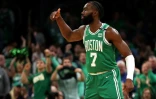 Jaylen Brown des Boston Celtics contre les Milwaukee Bucks dans le match 2 de la Conférence Est en NBA le 3 avril 2022 à Boston