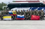 Une image diffusée par le ministère russe de la Défense le 24 mai 2025 montre des prisonniers de guerre après leur libération par l'Ukraine, à un endroit indéterminé au Bélarus